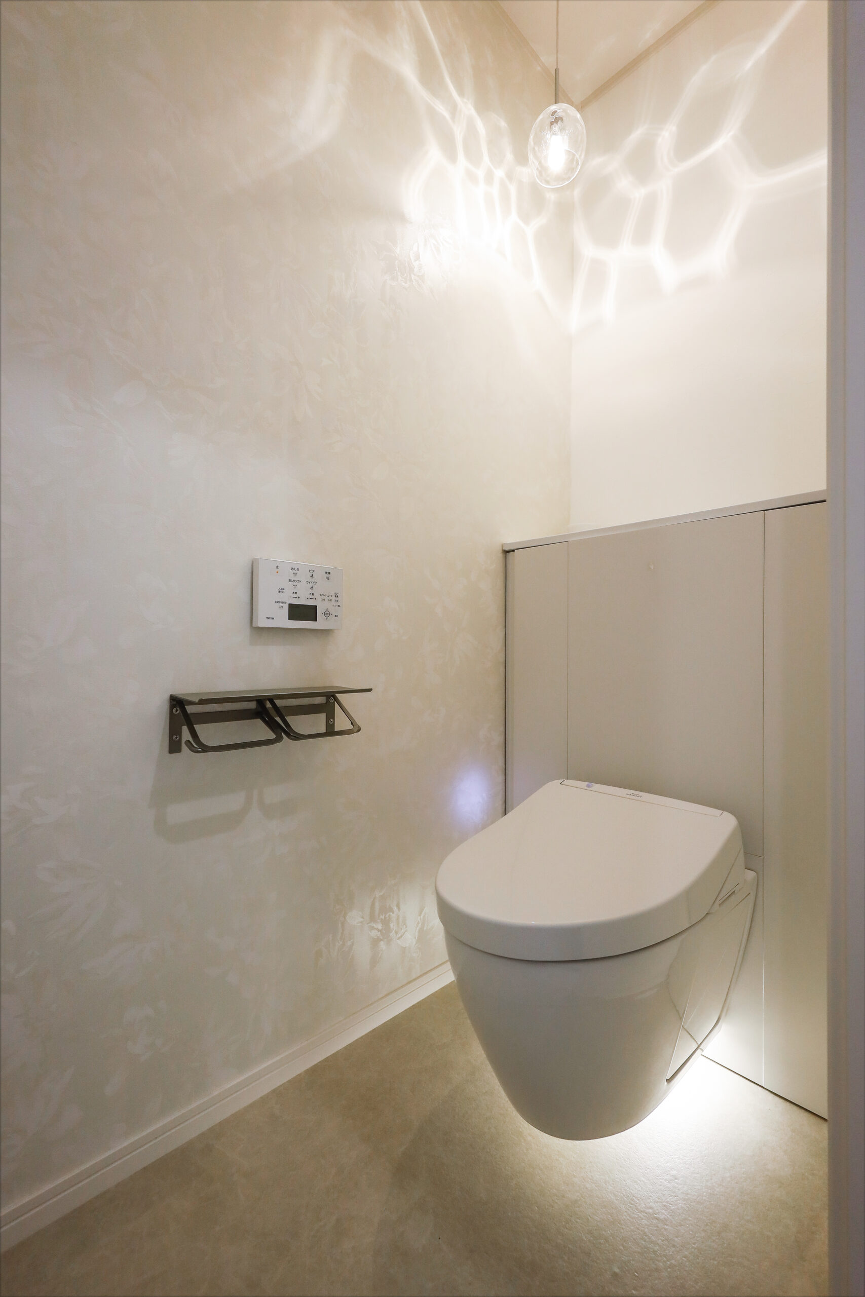 掃除が簡単なフロートトイレを採用。間接照明の光が幻想的。 
