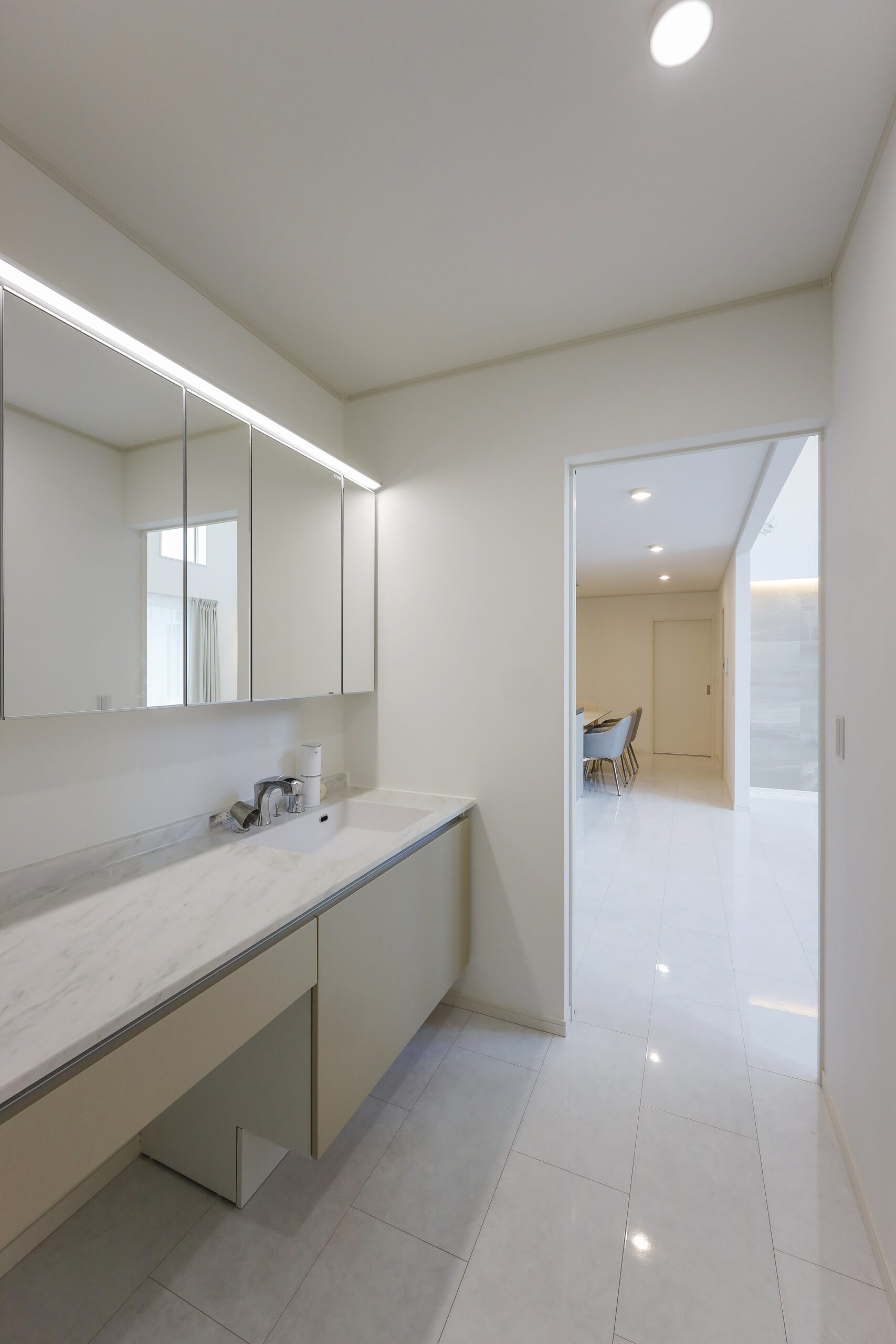 洗面室は、LDKと玄関ホールからアクセス可能なレイアウトに。